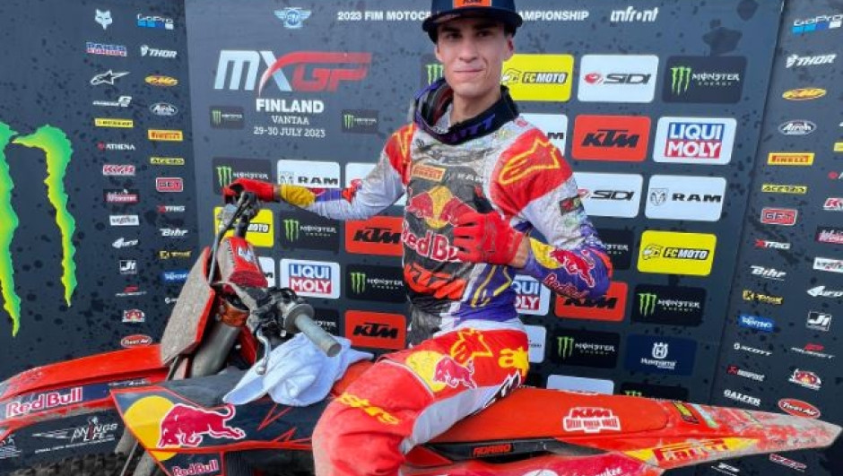 Andrea Adamo è il nuovo talento siciliano al quale tutto il motociclismo guarda con interesse e passione perché è stato lui a riportare in Italia il titolo della classe cadetta, 16 anni dopo Antonio Cairoli, che vinse nel 2007