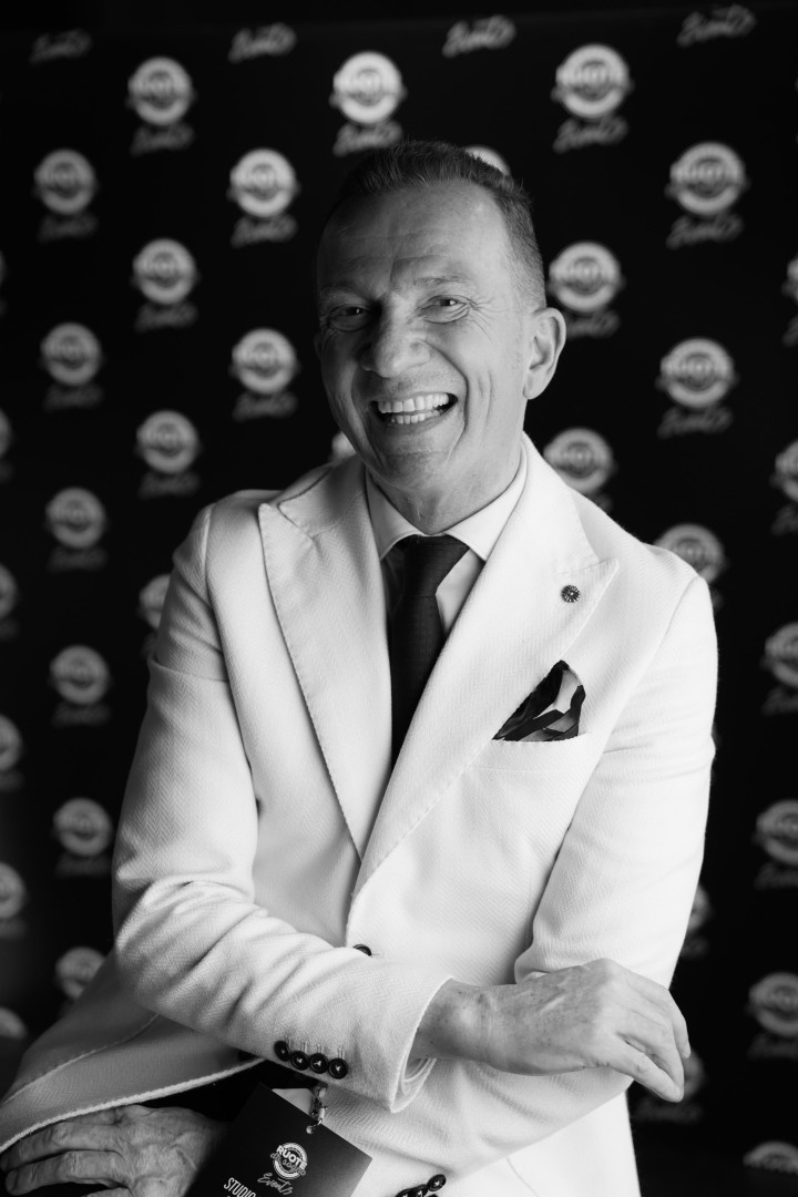 	  Comunicazione e Potere: Giorgia sceglie il blu e il numero 2027. Come i Social media stanno cambiando le campagne elettorali